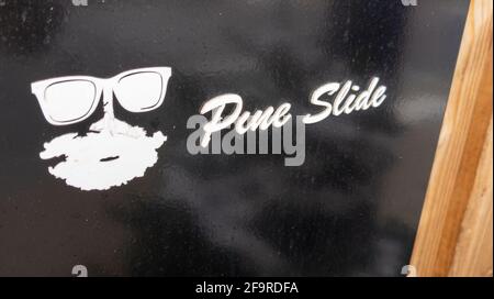 Bordeaux , Aquitaine Frankreich - 12 28 2020 : Pine slide sign Text and face Logo skate Outdoor Shop Sportartikel Firmenladen in Pirelade Aquitaine F Stockfoto