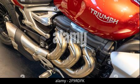 Bordeaux , Aquitaine France - 12 28 2020 : Triumph Zeichen und Text Logo auf neue Rakete 3 r 2500cc großen Motor Motorrad Stockfoto