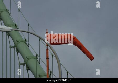 Wind Socke hoch auf die Kabel der Aufhängung Brücke Stockfoto