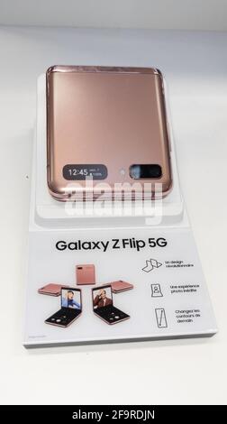 Bordeaux , Aquitaine Frankreich - 12 28 2020 : Samsung Galaxy Z Flip auf der Ladentisch neues faltbares Smartphone mit einem klappbaren Bildschirm im Geschäft Stockfoto