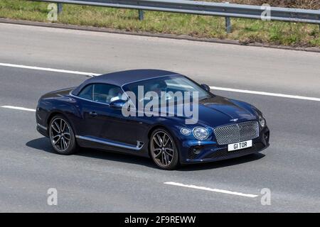 2021 neuer Bentley Continental GT V8 Auto Moving Fahrzeuge, Autos, Fahrzeuge fahren auf britischen Straßen, Motoren, Autofahren auf dem englischen Autobahnnetz M6 Stockfoto