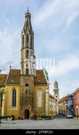 Fo ter - der Hauptplatz in der ungarischen Stadt Sopron einschließlich der Ziegenkirche Stockfoto