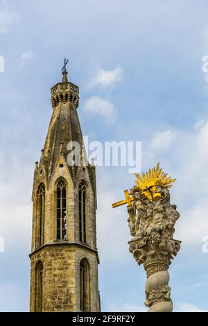 Fo ter - der Hauptplatz in der ungarischen Stadt Sopron mit der Heiligen dreifaltigkeitssäule und der Ziegenkirche Stockfoto