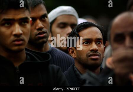 MUSLIMISCHE MÄNNER HÖRTEN DEN SPRECHERN VON AL MUHAJIROUN NACH DEM GEBET IN DER ZENTRALEN MOSCHEE, DEM REGENT PARK, ZU BEGINN DES RAMADAN ZU. 16/11/01 PILSTON Stockfoto