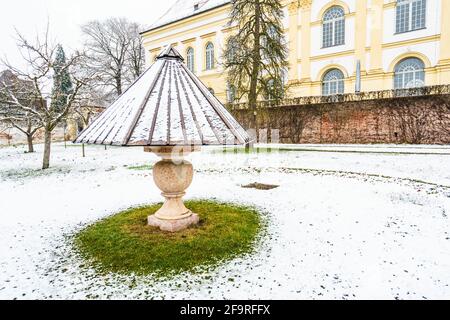 Schöner verschneite Park mit Dekoration im Schloss Dachau Cafe, Bayern, Süddeutschland Stockfoto