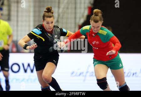 Hamm, Deutschland. 2021. Apr 04. firo: 20/2021 Handball: Frauen Frauen Landerspiel WM Qualifikation DHB Frauen Nationalmannschaft Deutschland - Portugal Duelle, Duell, Emily Bolk, zur weltweiten Nutzung Quelle: dpa/Alamy Live News Stockfoto