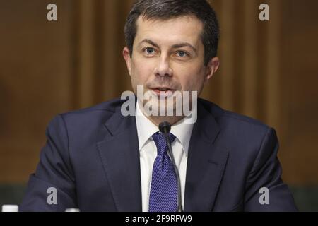 Washington, Usa. April 2021. Transportsekretär Pete Buttigieg bezeugte am Dienstag, den 20. April 2021, vor einer Anhörung des Senatsausschusses zur Überprüfung des amerikanischen Beschäftigungsplans im US-Kapitol in Washington DC. Poolfoto von Oliver Contreras/UPI Credit: UPI/Alamy Live News Stockfoto