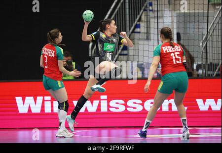 Hamm, Deutschland. 2021. Apr 04. firo: 20/2021 Handball: Frauen Frauen Landerspiel WM Qualifikation DHB Frauen Nationalmannschaft Deutschland - Portugal Duelle, Duell, Johanna Stockschlader gegen Da Silva Pereira Quelle: dpa/Alamy Live News Stockfoto