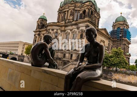 13. Mai 2019 Berlin, Deutschland - Blick auf die Statue der Mädchen und eines Knaben auf der Spree aus dem Jahr 1977, mit Blick auf den Berliner Dom, Mitte Stockfoto