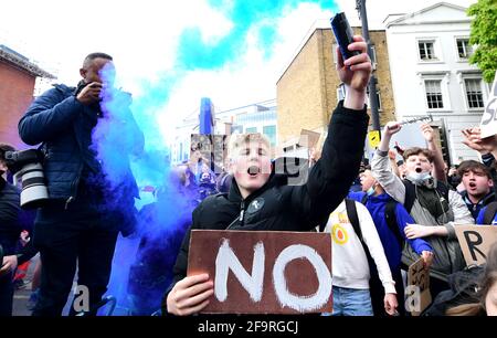 Fans protestieren vor der Stamford Bridge, London, gegen Chelseas Beteiligung an der neuen Europäischen Super League. Bilddatum: Dienstag, 20. April 2021. Stockfoto