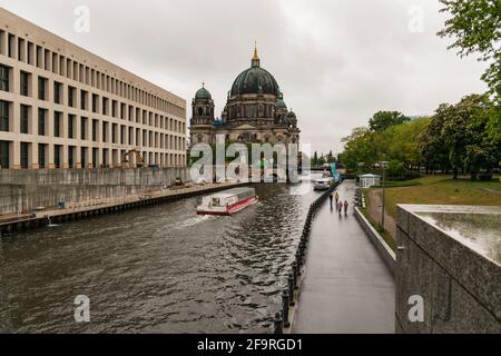 13. Mai 2019 Berlin, Deutschland - schöne Aussicht auf den historischen Berliner Dom auf der berühmten Museumsinsel mit Ausflugsboot Stockfoto