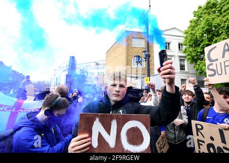 Fans protestieren vor der Stamford Bridge, London, gegen Chelseas Beteiligung an der neuen Europäischen Super League. Bilddatum: Dienstag, 20. April 2021. Stockfoto