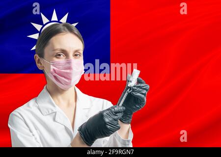 Ärztin bereitet die Impfung vor dem Hintergrund der Flagge der Republik China vor. Impfkonzept Republik China. Stockfoto
