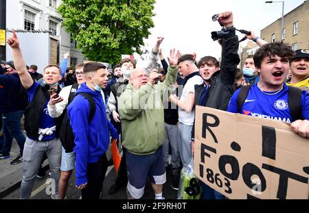 Fans protestieren vor der Stamford Bridge, London, gegen Chelseas Beteiligung an der neuen Europäischen Super League. Bilddatum: Dienstag, 20. April 2021. Stockfoto