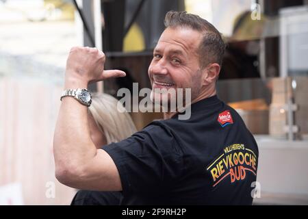 Frech, Deutschland. April 2021. Willi HERREN, Schauspieler und Sänger, eröffnet sein Rievkooche Bud, Präsentation und Eröffnung von Willi HerrenÕs Rievkooche Bud, seinem Kartoffelfritter in Frechen, Fotogelegenheit am 16. April 2021 in Frechen, zur weltweiten Nutzung Quelle: dpa/Alamy Live News Stockfoto