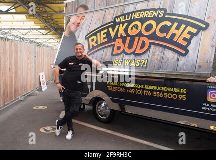 Frech, Deutschland. April 2021. Willi HERREN, Schauspieler und Sänger, eröffnet sein Rievkooche Bud, Präsentation und Eröffnung von Willi HerrenÕs Rievkooche Bud, seinem Kartoffelfritter in Frechen, Fotogelegenheit am 16. April 2021 in Frechen, zur weltweiten Nutzung Quelle: dpa/Alamy Live News Stockfoto