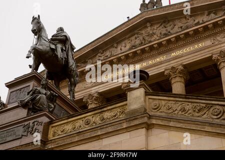 13. Mai 2019 Berlin, Deutschland - Reiterstatue von Friedrich Wilhelm IV. Im Portikus der Alten Nationalgalerie in Berlin Stockfoto