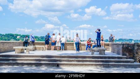 Die Menschen bewundern die Schönheiten roms vom Balkon aus, der auf dem Gipfel des aventino-Hügels liegt. Stockfoto