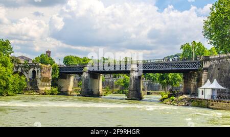 Isola Tiberina ist die grösste Insel der tibera Fluss in Rom. Diese kleine Insel ist attraktiven touristischen Ort auf dem Weg Bezirk Trastevere. Stockfoto