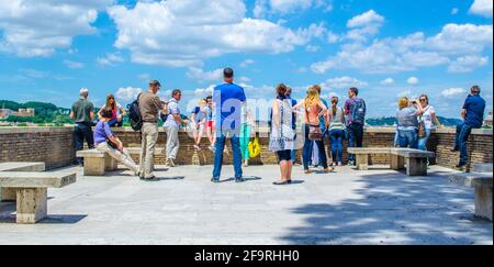 Die Menschen bewundern die Schönheiten roms vom Balkon aus, der auf dem Gipfel des aventino-Hügels liegt. Stockfoto