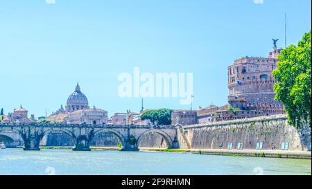 Blick auf den Petersdom und eine Brücke Santangelo von der Brücke Umberto I Stockfoto