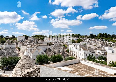 Konische Dächer der typischen Trulli Hütten im alten Dorf Alberobello, Provinz Bari, Apulien, Italien Stockfoto