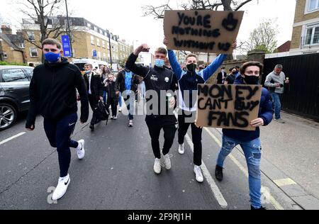 Fans protestieren vor der Stamford Bridge, London, gegen Chelseas Beteiligung an der neuen Europäischen Super League. Bilddatum: Dienstag, 20. April 2021. Stockfoto