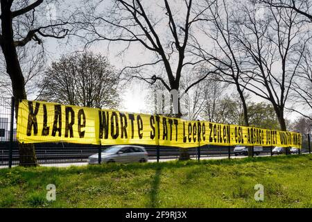 Dortmund, 20. April 2021: Banner mit der Aufschrift KLARE WORTE STATT LEERE ZEILEN: ESL ABBRECHEN JETZT UND FÜR IMMER. Aus Protest gegen die Einführung der neuen EUROPÄISCHEN SUPERLEAGE ESL hängten Fans des BVB Borussia Dortmund das Banner vor dem BVB-Büro am Dortmunder Rheinlanddamm (B1) auf. ---- Banner mit der Aufschrift KLARE WORTE STATT LEERE ZEILEN: ESL-ABSAGE JETZT UND FÜR IMMER. Aus Protest gegen die Einführung der neuen EUROPEAN SUPER LEAGE ESL haben Fans des BVB Borussia Dortmund das Banner mit der Herausforderung an den Verein vor der Geschäftsstelle des BVB Stockfoto