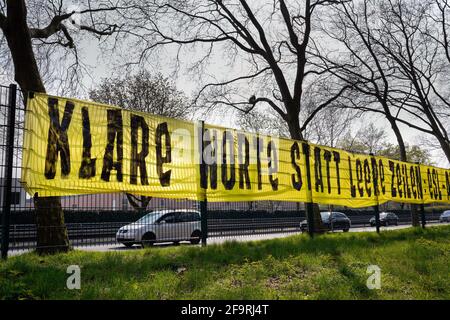 Dortmund, 20. April 2021: Banner mit der Aufschrift KLARE WORTE STATT LEERE ZEILEN: ESL ABBRECHEN JETZT UND FÜR IMMER. Aus Protest gegen die Einführung der neuen EUROPÄISCHEN SUPERLEAGE ESL hängten Fans des BVB Borussia Dortmund das Banner vor dem BVB-Büro am Dortmunder Rheinlanddamm (B1) auf. ---- Banner mit der Aufschrift KLARE WORTE STATT LEERE ZEILEN: ESL-ABSAGE JETZT UND FÜR IMMER. Aus Protest gegen die Einführung der neuen EUROPEAN SUPER LEAGE ESL haben Fans des BVB Borussia Dortmund das Banner mit der Herausforderung an den Verein vor der Geschäftsstelle des BVB Stockfoto