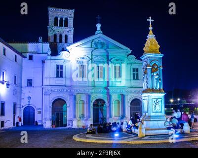 Nachtansicht der Basilika St. Bartholomäus auf der Insel (Basilica di San Bartolomeo all'Isola). Es enthält die Reliquien des heiligen Bartholomäus der Apos Stockfoto