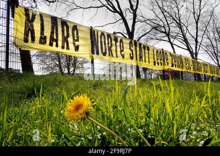 Dortmund, 20. April 2021: Banner mit der Aufschrift KLARE WORTE STATT LEERE ZEILEN: ESL ABBRECHEN JETZT UND FÜR IMMER. Aus Protest gegen die Einführung der neuen EUROPÄISCHEN SUPERLEAGE ESL hängten Fans des BVB Borussia Dortmund das Banner vor dem BVB-Büro am Dortmunder Rheinlanddamm (B1) auf. ---- Banner mit der Aufschrift KLARE WORTE STATT LEERE ZEILEN: ESL-ABSAGE JETZT UND FÜR IMMER. Aus Protest gegen die Einführung der neuen EUROPEAN SUPER LEAGE ESL haben Fans des BVB Borussia Dortmund das Banner mit der Herausforderung an den Verein vor der Geschäftsstelle des BVB Stockfoto