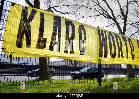 Dortmund, 20. April 2021: Banner mit der Aufschrift KLARE WORTE STATT LEERE ZEILEN: ESL ABBRECHEN JETZT UND FÜR IMMER. Aus Protest gegen die Einführung der neuen EUROPÄISCHEN SUPERLEAGE ESL hängten Fans des BVB Borussia Dortmund das Banner vor dem BVB-Büro am Dortmunder Rheinlanddamm (B1) auf. ---- Banner mit der Aufschrift KLARE WORTE STATT LEERE ZEILEN: ESL-ABSAGE JETZT UND FÜR IMMER. Aus Protest gegen die Einführung der neuen EUROPEAN SUPER LEAGE ESL haben Fans des BVB Borussia Dortmund das Banner mit der Herausforderung an den Verein vor der Geschäftsstelle des BVB Stockfoto