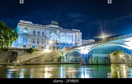 Nachtansicht des beleuchteten Gebäudes des Justizpalastes in der italienischen Hauptstadt rom. Stockfoto