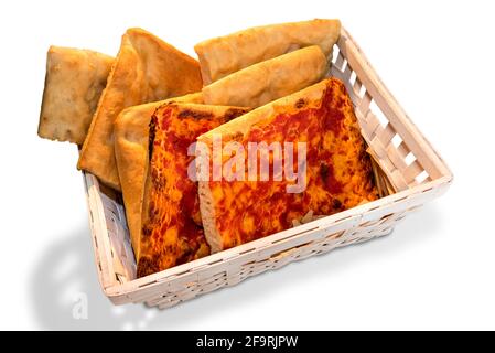 Quadratische Scheiben rote Pizza und Focaccia in weißem Holzkorb isoliert auf weiß, Draufsicht Stockfoto