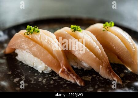 Hamachi-Sushi in der Sushi-Bar im Norden Thailands Stockfoto