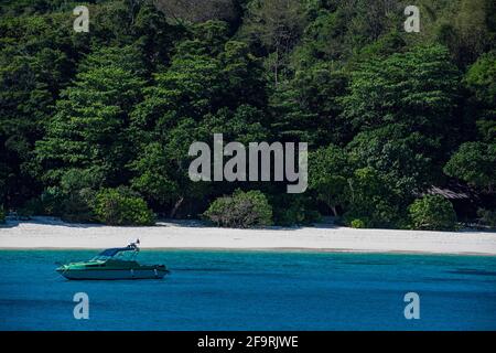 Schnellboot vor Anker am Strand der Similan Inseln in Thailand Stockfoto