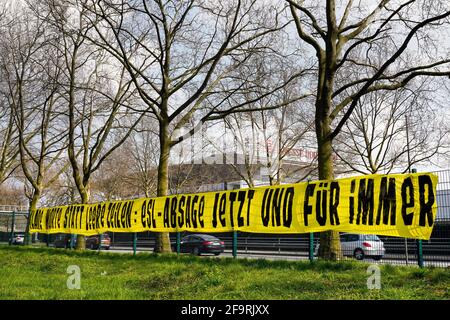 Dortmund, 20. April 2021: Banner mit der Aufschrift KLARE WORTE STATT LEERE ZEILEN: ESL ABBRECHEN JETZT UND FÜR IMMER. Aus Protest gegen die Einführung der neuen EUROPÄISCHEN SUPERLEAGE ESL hängten Fans des BVB Borussia Dortmund das Banner vor dem BVB-Büro am Dortmunder Rheinlanddamm (B1) auf. ---- Banner mit der Aufschrift KLARE WORTE STATT LEERE ZEILEN: ESL-ABSAGE JETZT UND FÜR IMMER. Aus Protest gegen die Einführung der neuen EUROPEAN SUPER LEAGE ESL haben Fans des BVB Borussia Dortmund das Banner mit der Herausforderung an den Verein vor der Geschäftsstelle des BVB Stockfoto