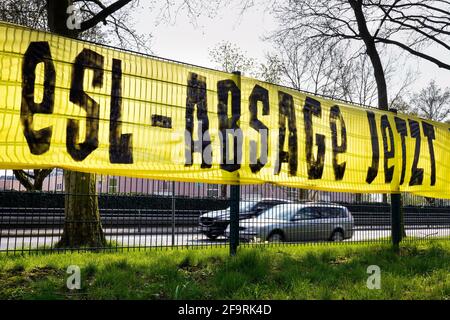 Dortmund, 20. April 2021: Banner mit der Aufschrift KLARE WORTE STATT LEERE ZEILEN: ESL ABBRECHEN JETZT UND FÜR IMMER. Aus Protest gegen die Einführung der neuen EUROPÄISCHEN SUPERLEAGE ESL hängten Fans des BVB Borussia Dortmund das Banner vor dem BVB-Büro am Dortmunder Rheinlanddamm (B1) auf. ---- Banner mit der Aufschrift KLARE WORTE STATT LEERE ZEILEN: ESL-ABSAGE JETZT UND FÜR IMMER. Aus Protest gegen die Einführung der neuen EUROPEAN SUPER LEAGE ESL haben Fans des BVB Borussia Dortmund das Banner mit der Herausforderung an den Verein vor der Geschäftsstelle des BVB Stockfoto