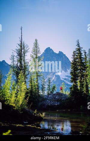 Helle Wanderin an der Spitze im North Cascades National Parken Stockfoto