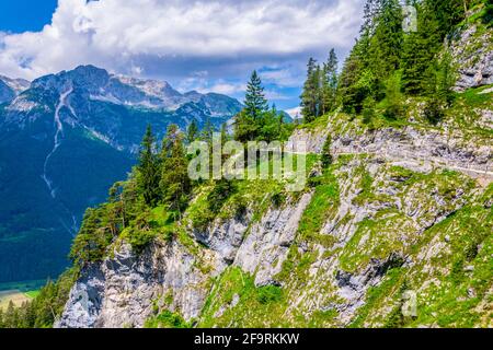 Blick auf eine Zickzack-Bergstraße, die zur eisriesenwelt in Österreich führt. Stockfoto