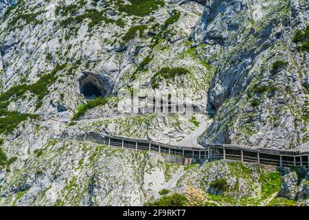 Blick auf eine Zickzack-Bergstraße, die zur eisriesenwelt in Österreich führt. Stockfoto