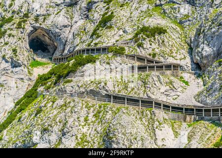 Blick auf eine Zickzack-Bergstraße, die zur eisriesenwelt in Österreich führt. Stockfoto