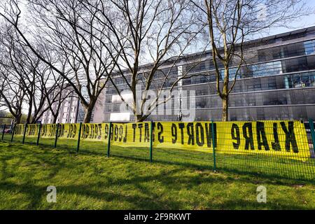 Dortmund, 20. April 2021: Banner mit der Aufschrift KLARE WORTE STATT LEERE ZEILEN: ESL ABBRECHEN JETZT UND FÜR IMMER. Aus Protest gegen die Einführung der neuen EUROPÄISCHEN SUPERLEAGE ESL hängten Fans des BVB Borussia Dortmund das Banner vor dem BVB-Büro am Dortmunder Rheinlanddamm (B1) auf. ---- Banner mit der Aufschrift KLARE WORTE STATT LEERE ZEILEN: ESL-ABSAGE JETZT UND FÜR IMMER. Aus Protest gegen die Einführung der neuen EUROPEAN SUPER LEAGE ESL haben Fans des BVB Borussia Dortmund das Banner mit der Herausforderung an den Verein vor der Geschäftsstelle des BVB Stockfoto