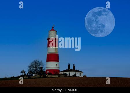 Vollmond über dem Leuchtturm von Happisburgh an der Küste von Norfolk, Großbritannien Stockfoto