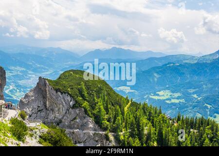 Blick auf eine Zickzack-Bergstraße, die zur eisriesenwelt in Österreich führt. Stockfoto