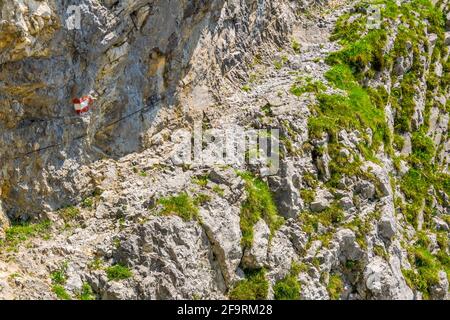 Blick auf eine Zickzack-Bergstraße, die zur eisriesenwelt in Österreich führt. Stockfoto