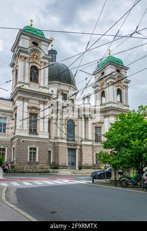 Dreifaltigkeitskirche - Dreifaltigkeitskirche am Makart-Platz in Salzburg, Österreich. Stockfoto