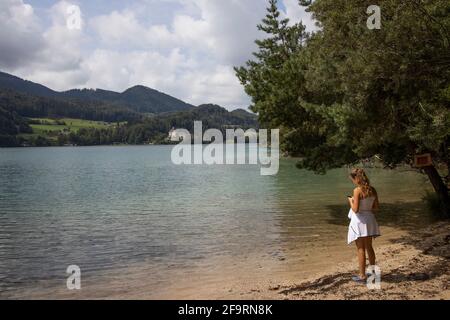 Junge Wanderin, die am Fuschlsee in Fuschl,Salzburg,Salzkammergut,Österreich,Europa steht. Stockfoto