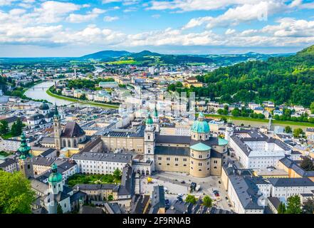 Luftpanorama der historischen Stadt Salzburg mit Schloss Mirabell, dem Salzburger Dom und vielen Kirchen. Stockfoto