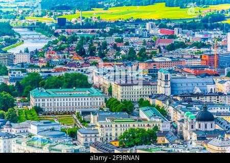 Luftaufnahme des Schlosses Mirabell und der st.-Andreas-Kirche in Salzburg, Österreich. Stockfoto